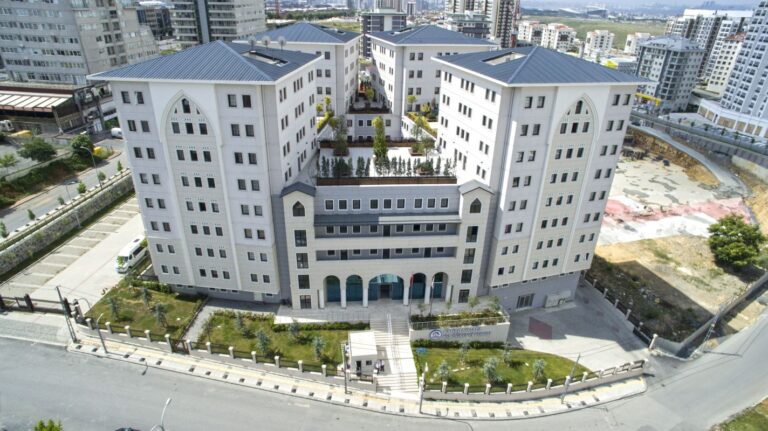 Kız Öğrenci Yurtları, Eğitim Bursları ve Sosyal Etkinliklerle Üniversite Hayatına Değer Katın